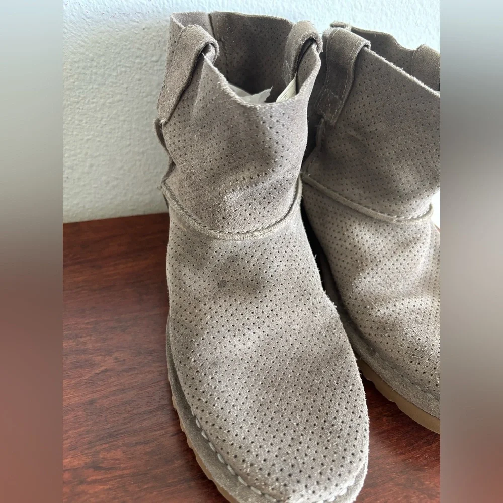 UGG GIRLS GREY/TAUPE SLIP ON ANKLE BOOTIES SZ 7